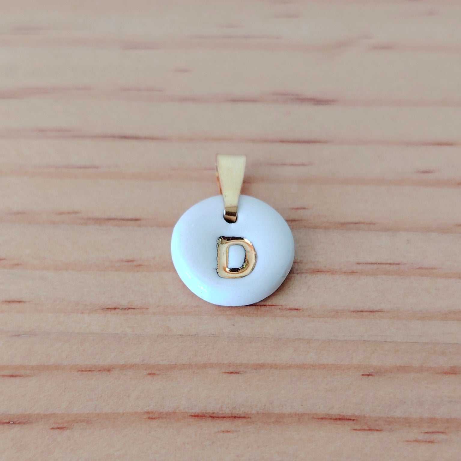 Dije Inicial Nombre de Cerámica con Oro 24k