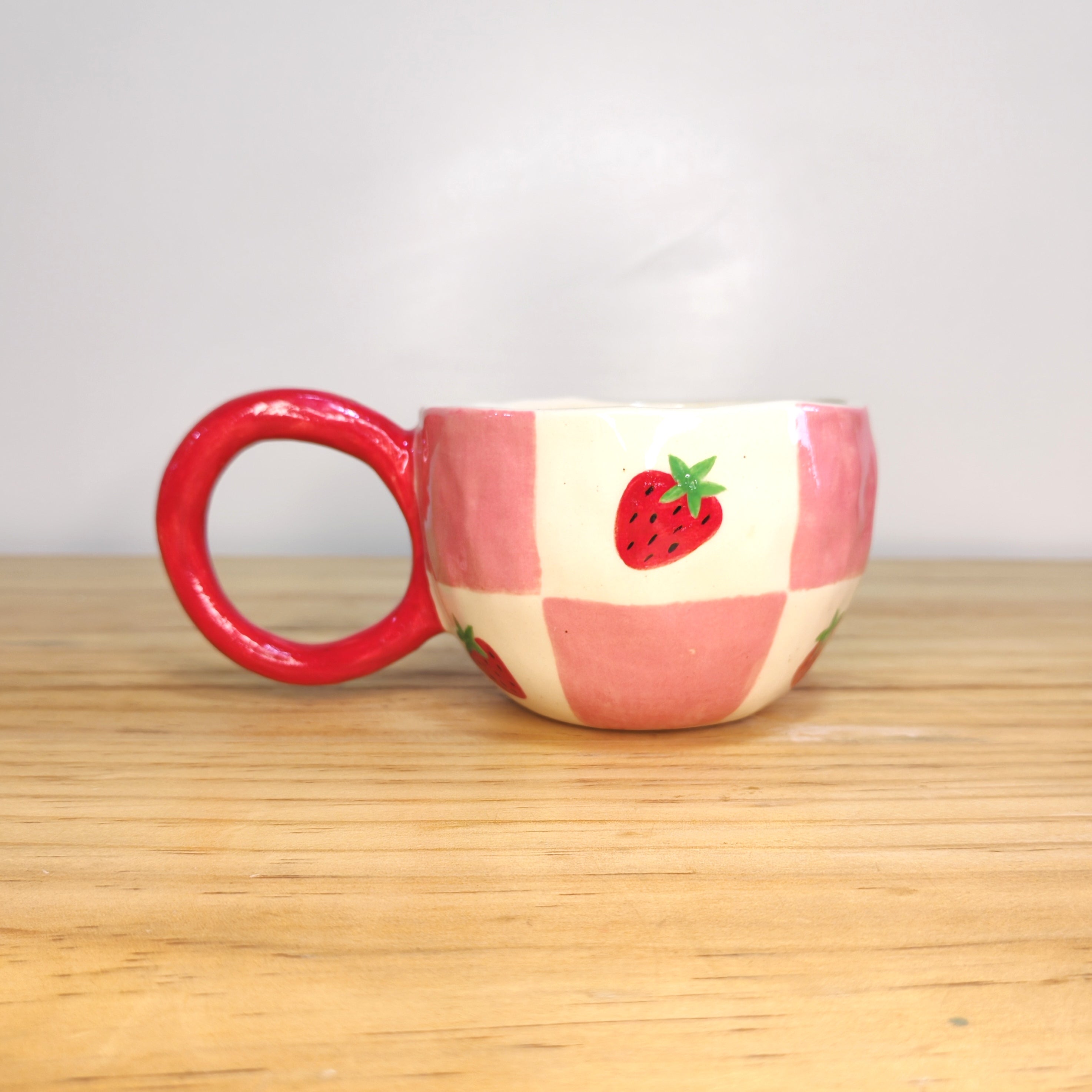 Taza Frutillas y Cuadros Rosa