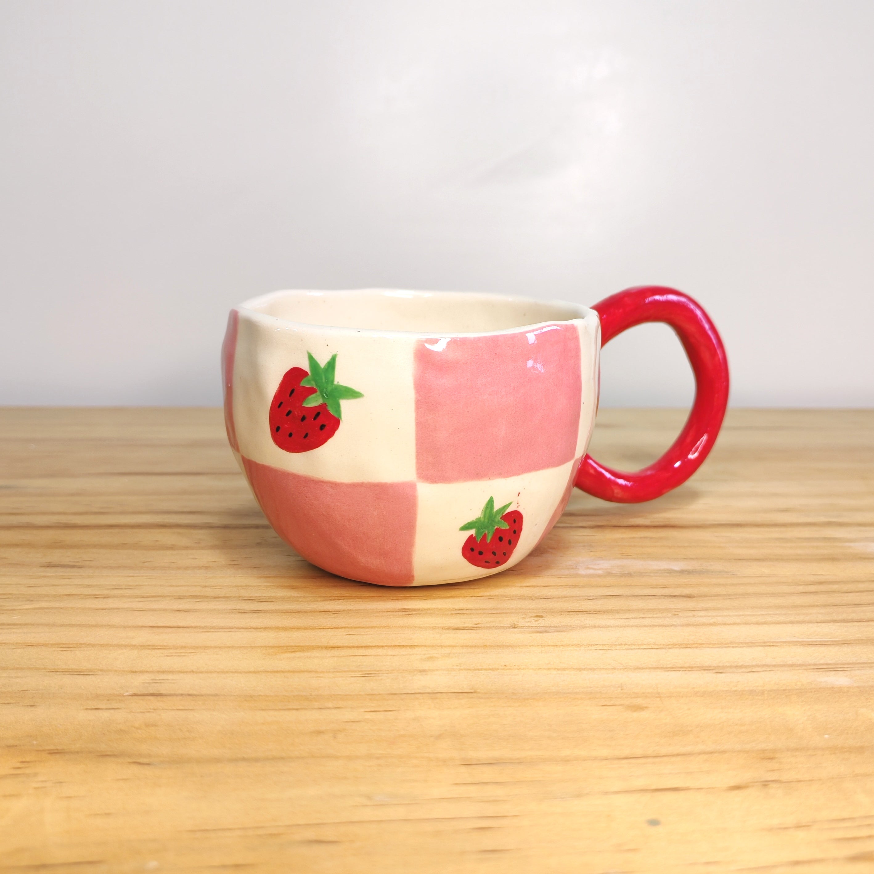 Taza Frutillas y Cuadros Rosa