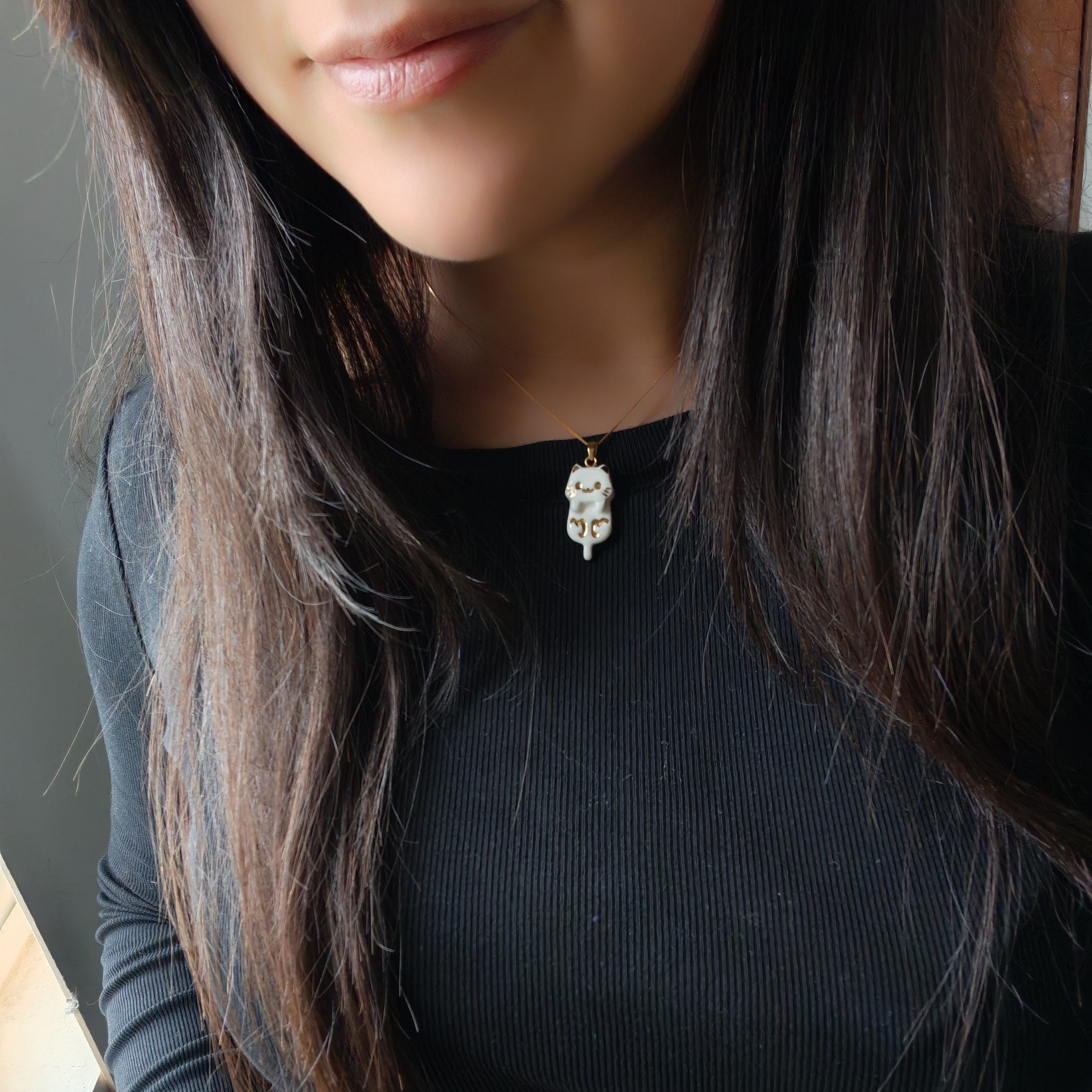 Dije Gatito Grande de Cerámica con Oro 24k