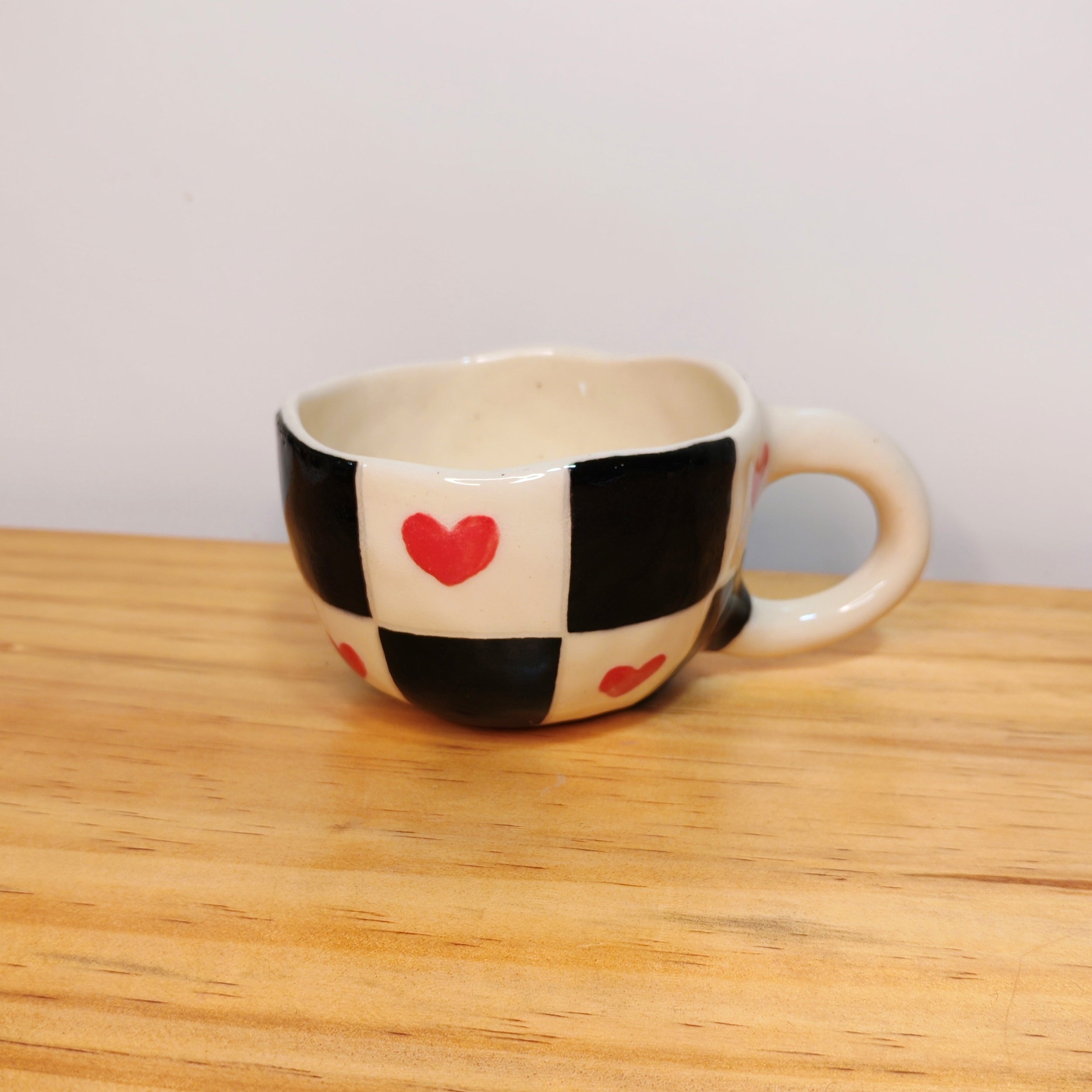 Taza Cuadros Negros y Corazones