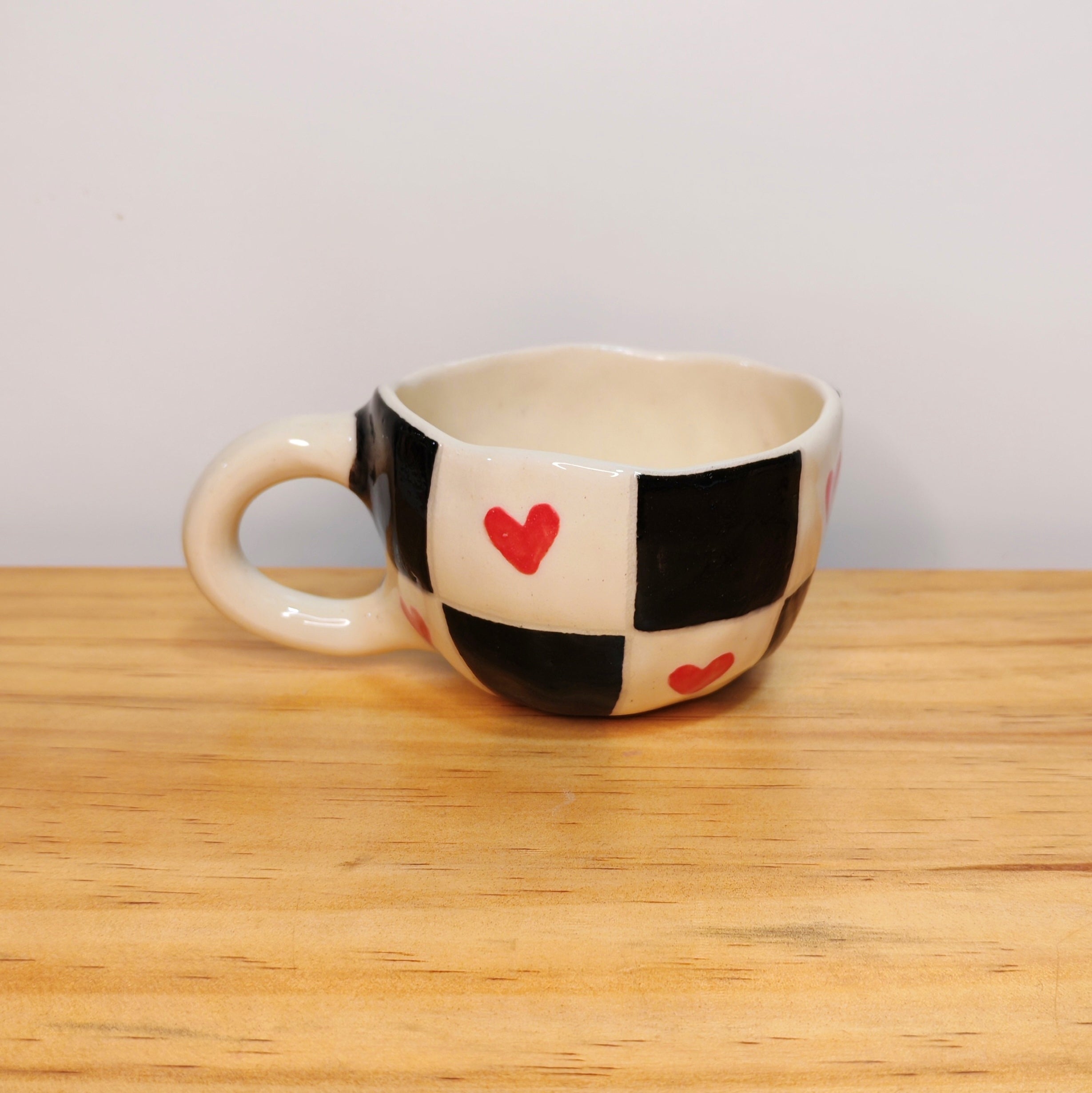 Taza Cuadros Negros y Corazones