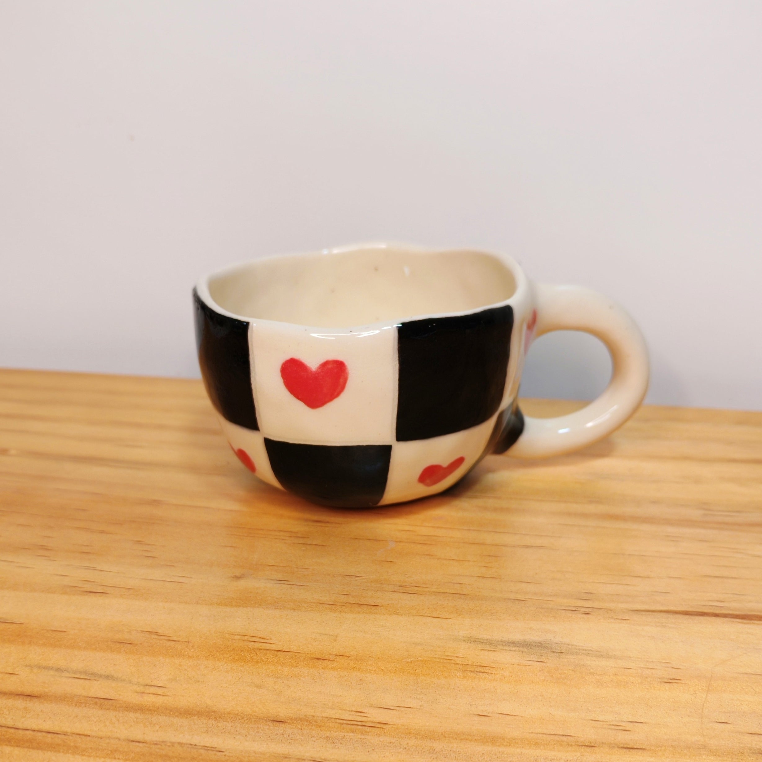 Taza Cuadros Negros y Corazones