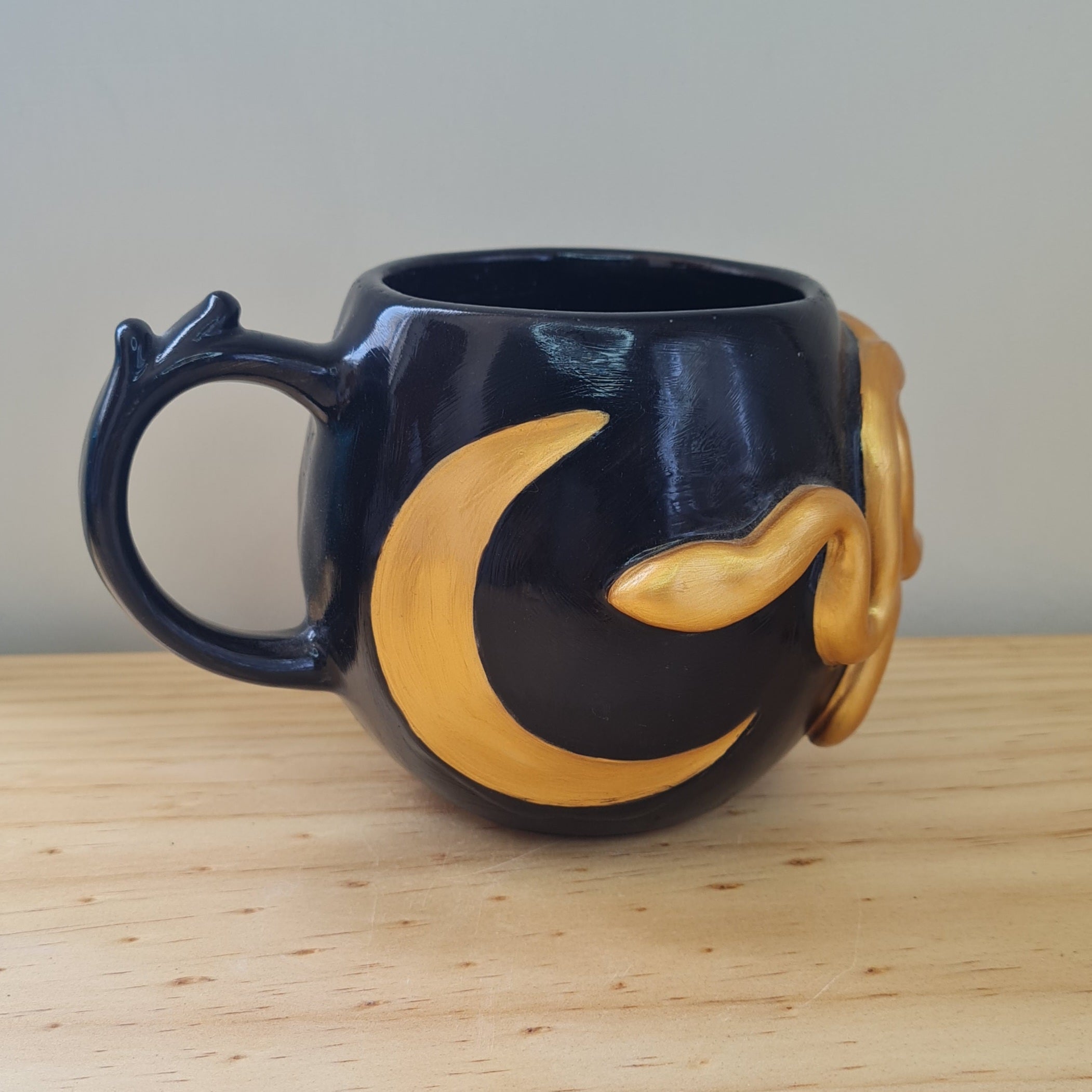 Taza Luna Serpiente Dorada