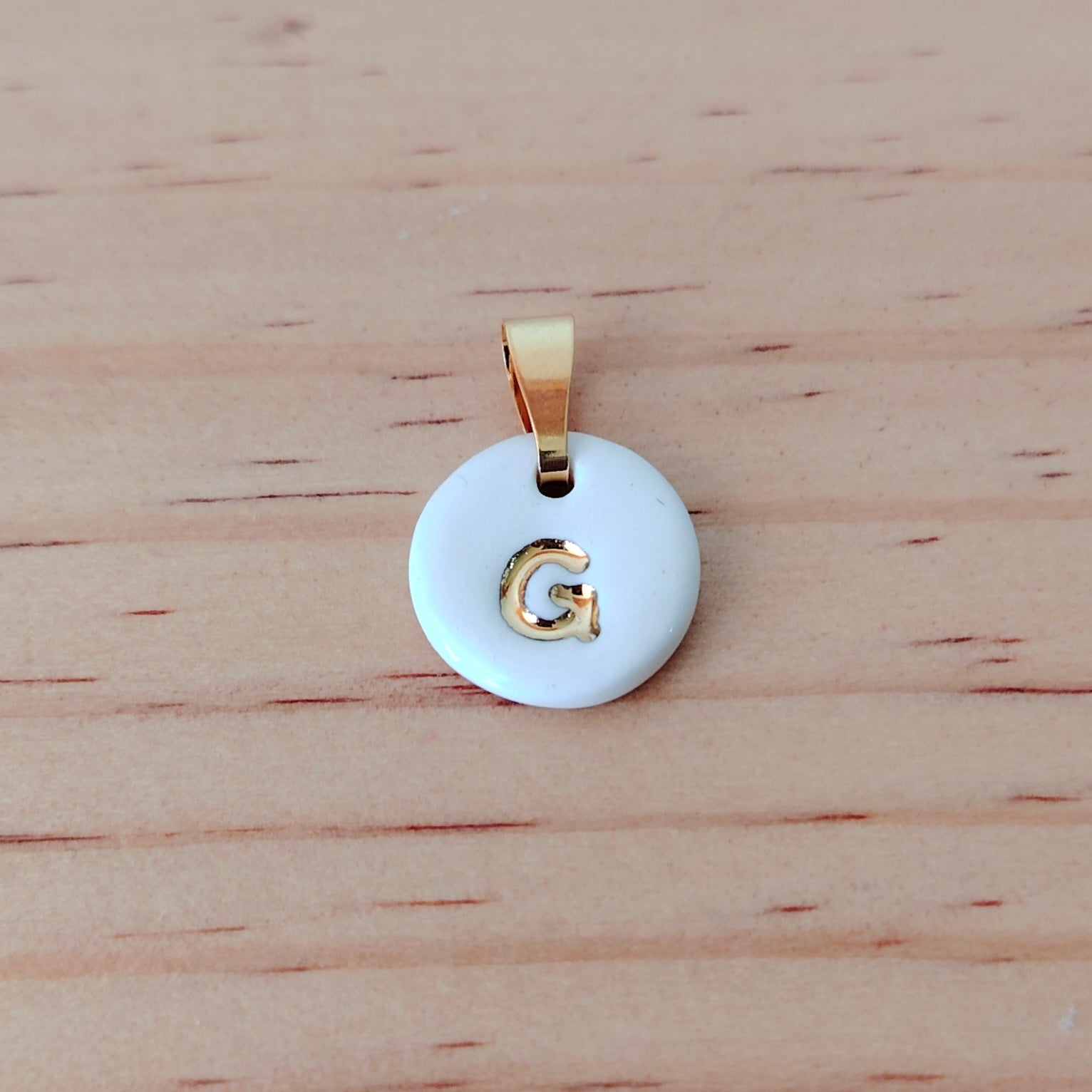 Dije Inicial Nombre de Cerámica con Oro 24k