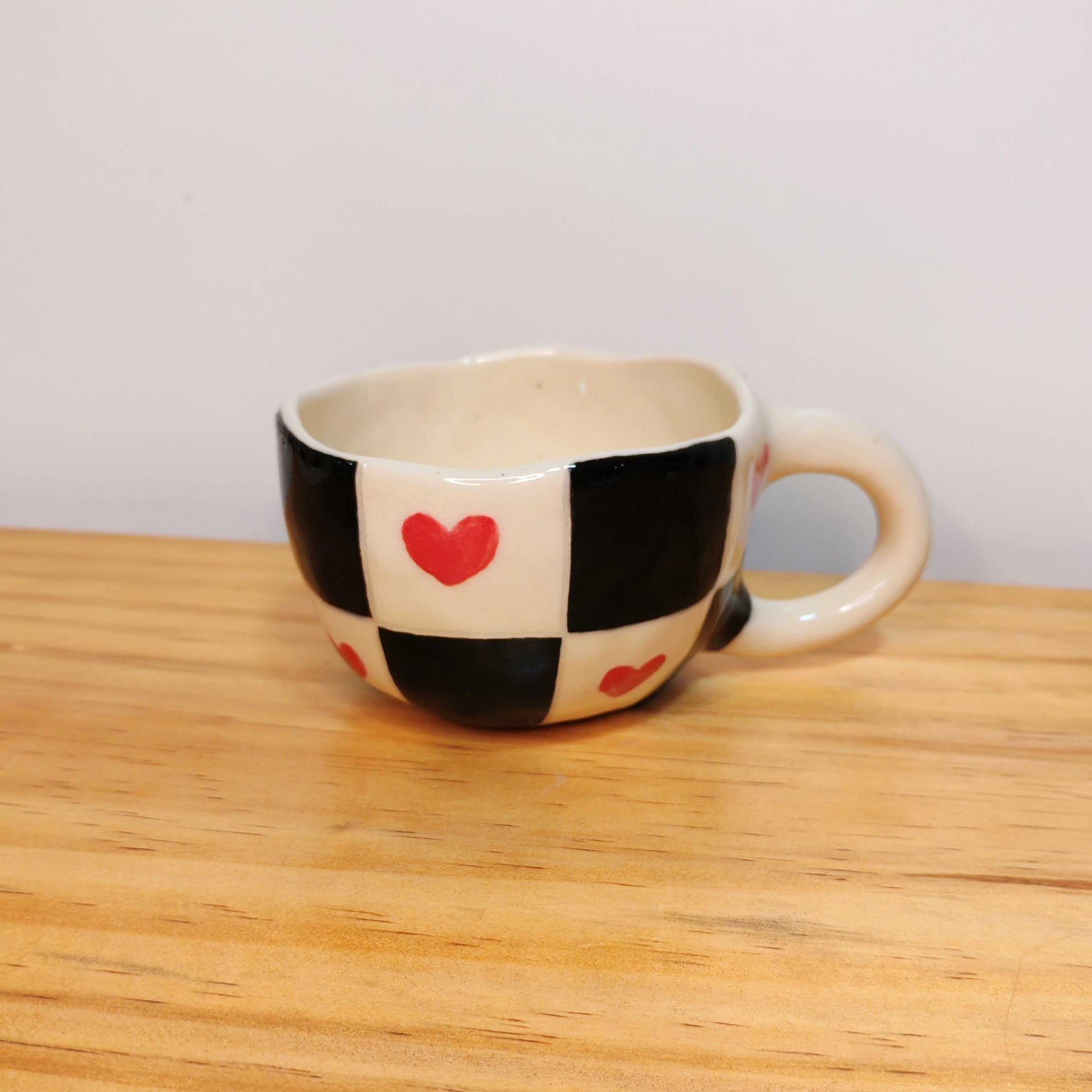 Taza Cuadros Negros y Corazones