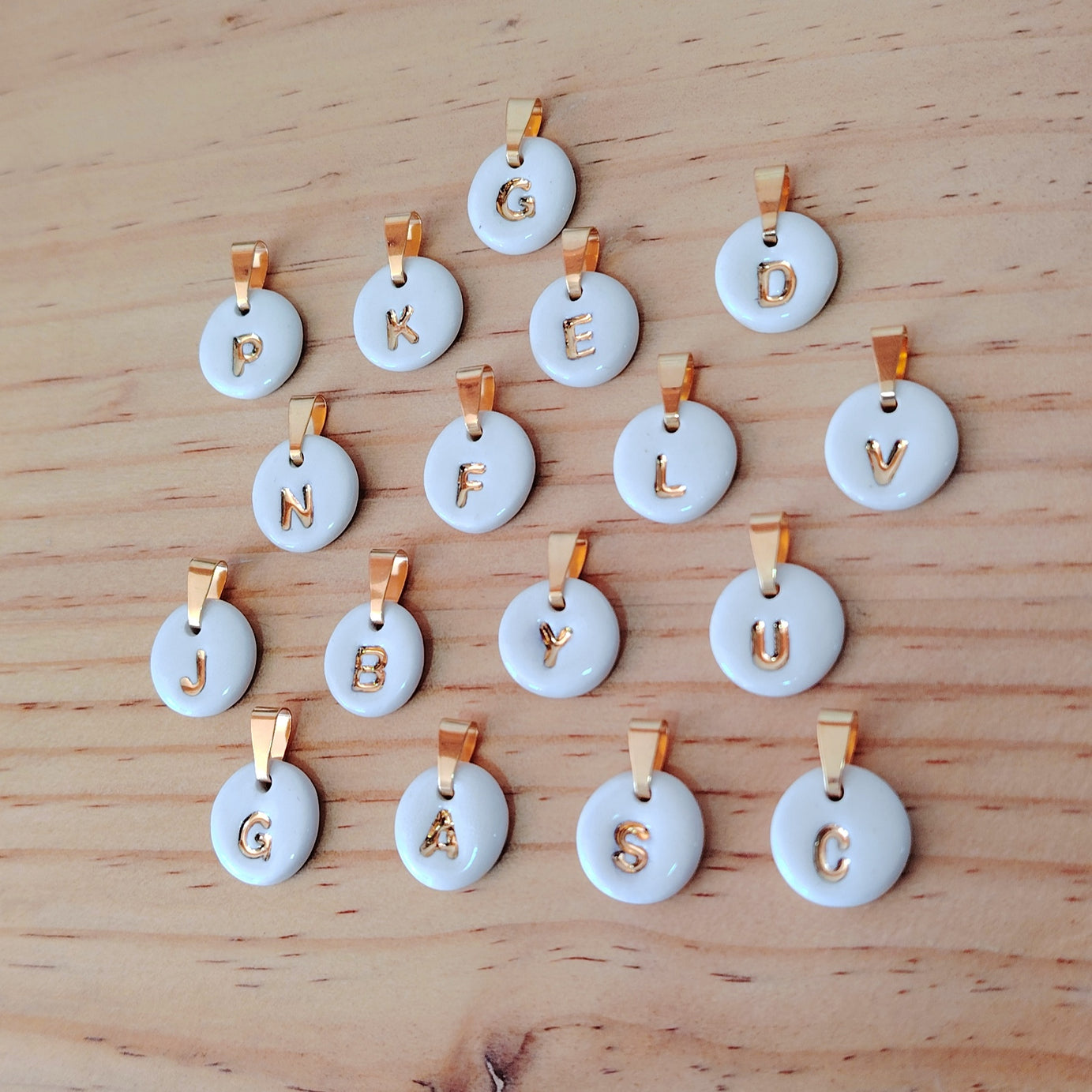 Dije Inicial Nombre de Cerámica con Oro 24k