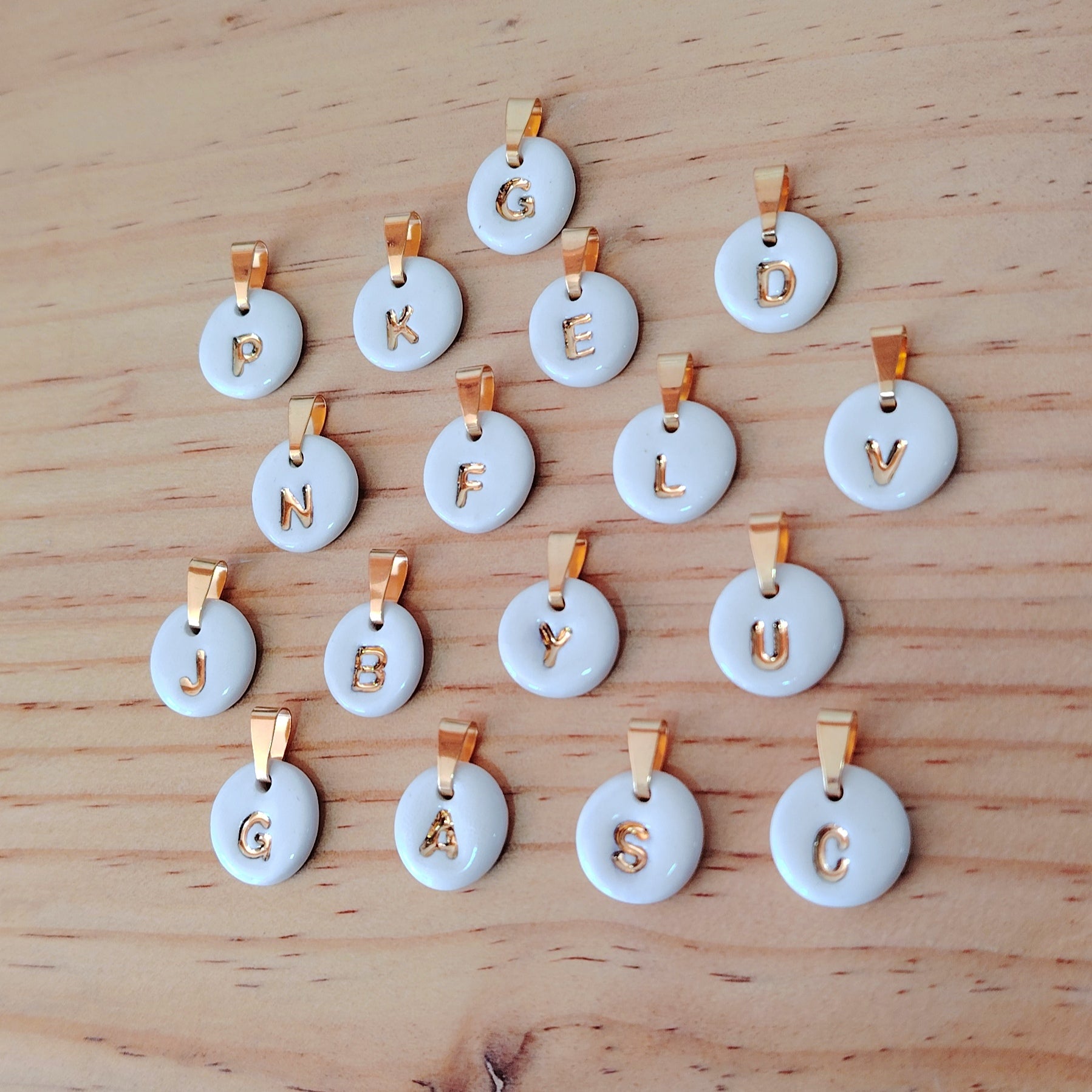 Dije Inicial Nombre de Cerámica con Oro 24k