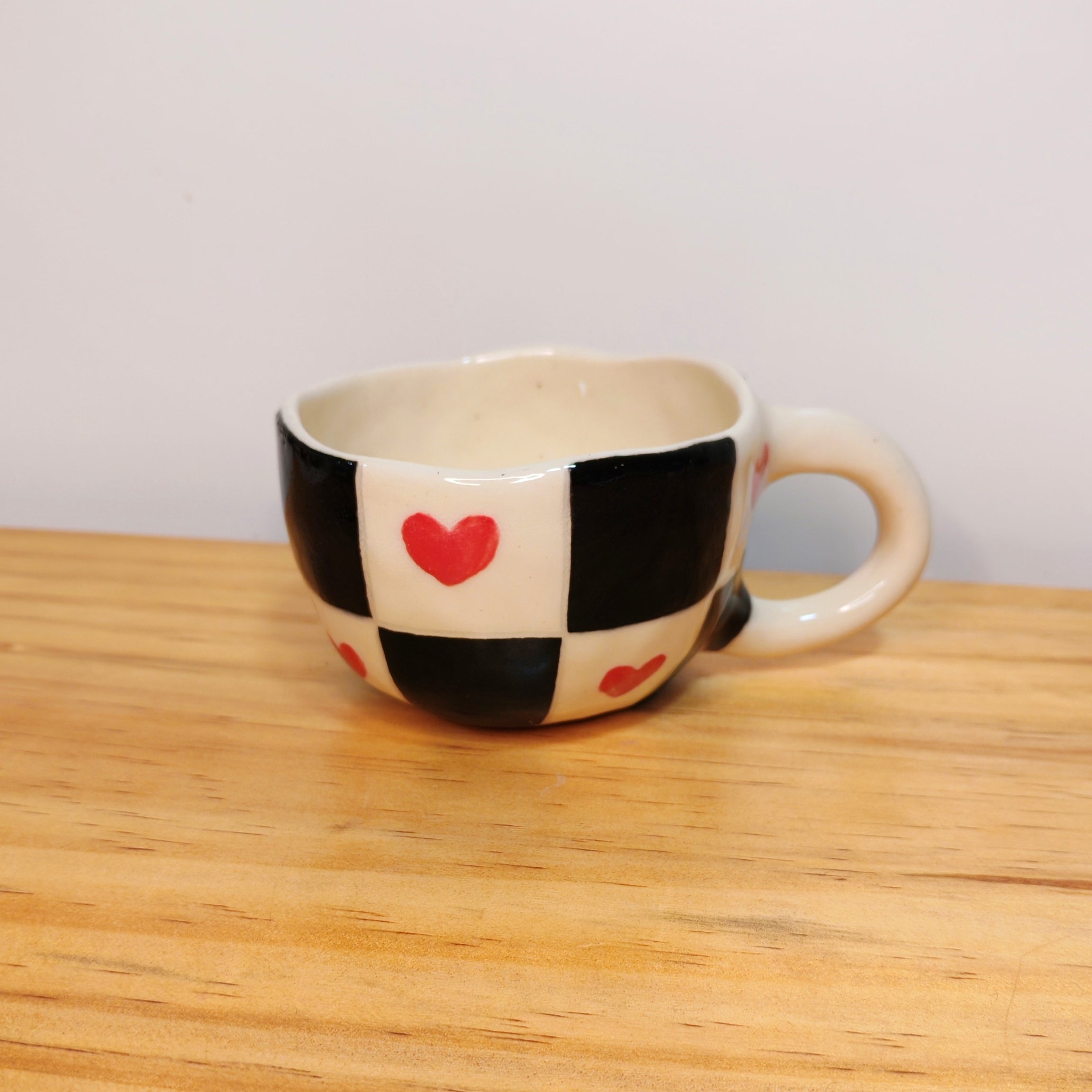 Taza Cuadros Negros y Corazones
