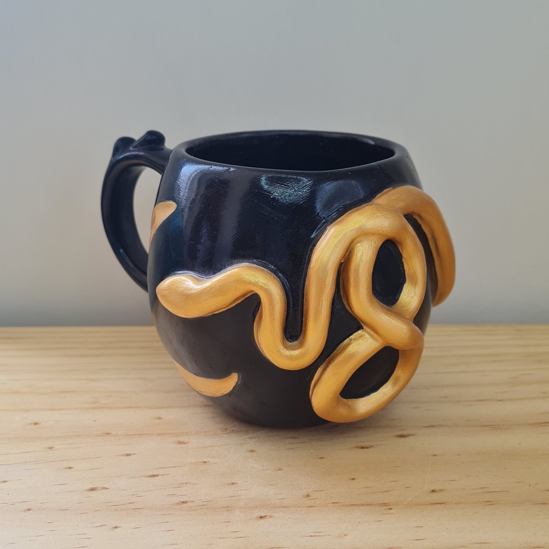 Taza Luna Serpiente Dorada