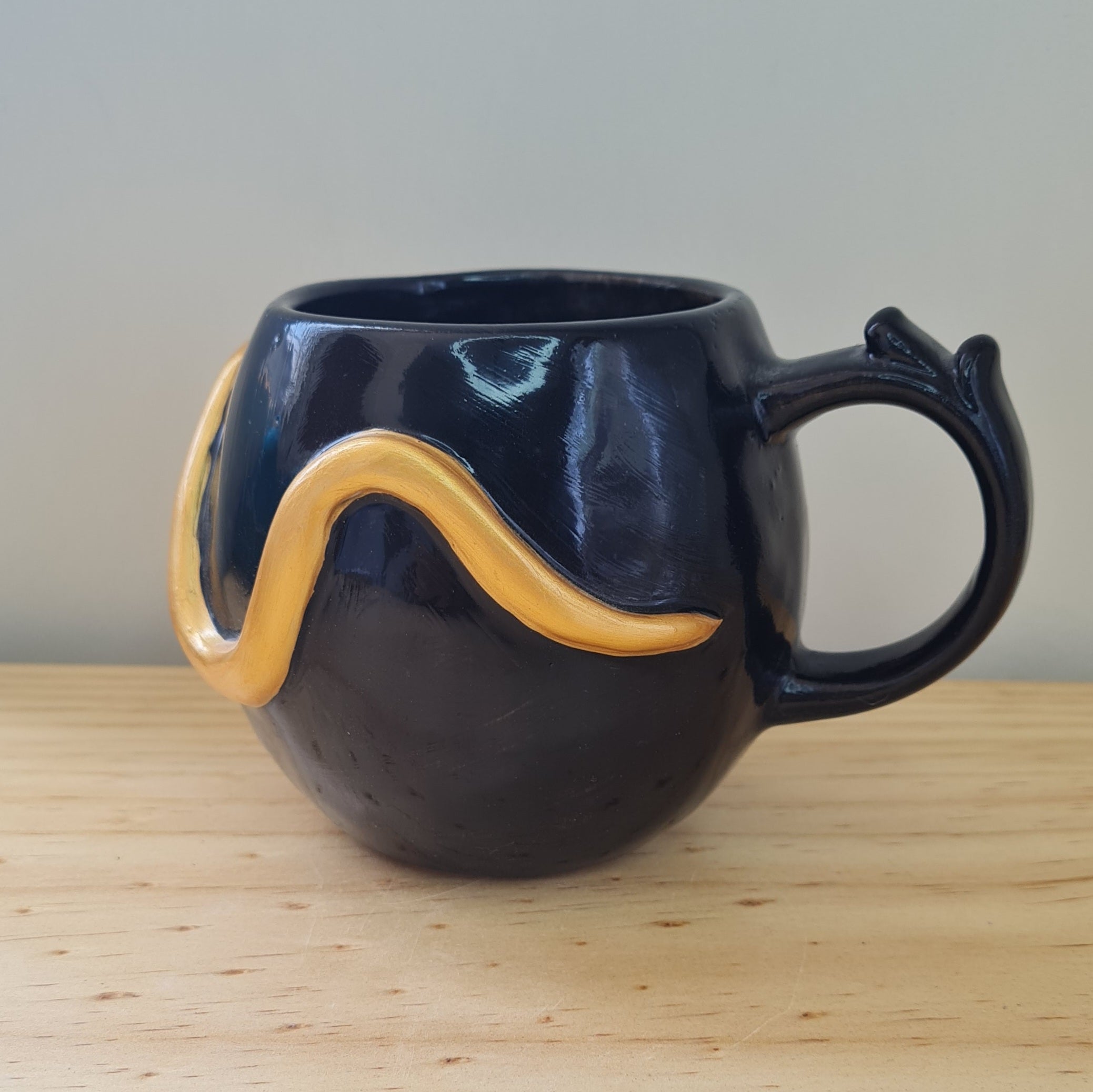 Taza Luna Serpiente Dorada